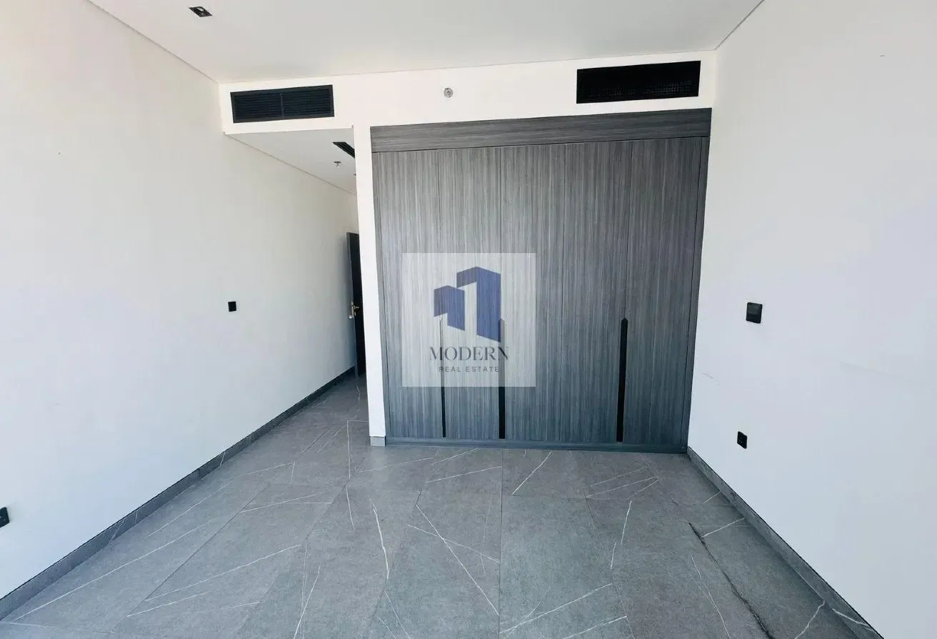 POOL-FACED | CONTEMPORARY STYLE | VACANT
