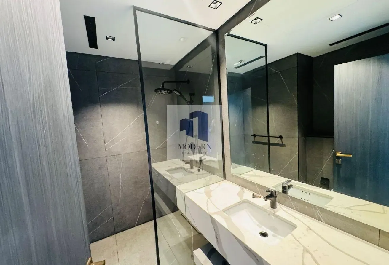 POOL-FACED | CONTEMPORARY STYLE | VACANT