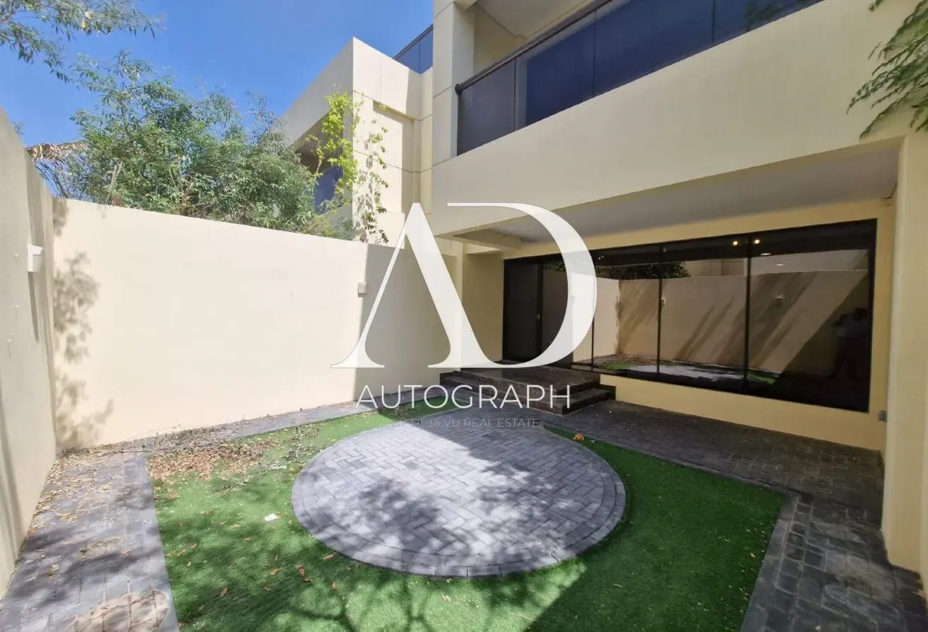 Spacious 3 BR+M Villa Upgraded | Prime Location