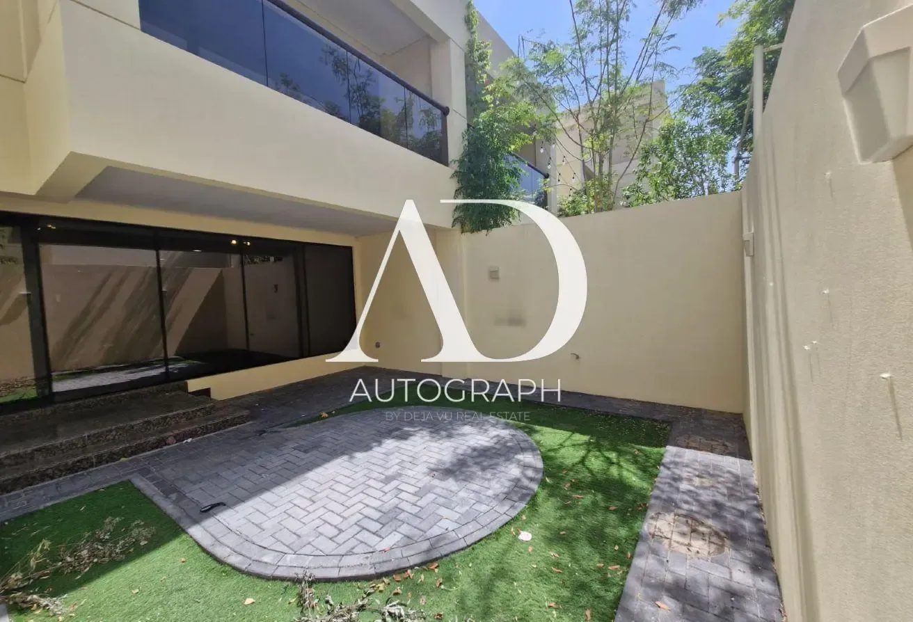 Spacious 3 BR+M Villa Upgraded | Prime Location
