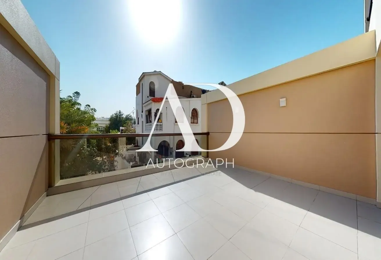 Spacious 3 BR+M Villa Upgraded | Prime Location