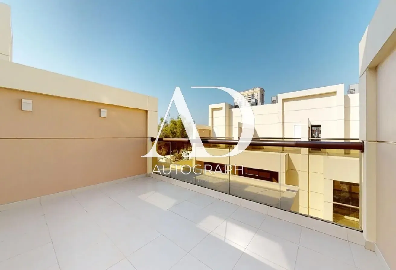 Spacious 3 BR+M Villa Upgraded | Prime Location