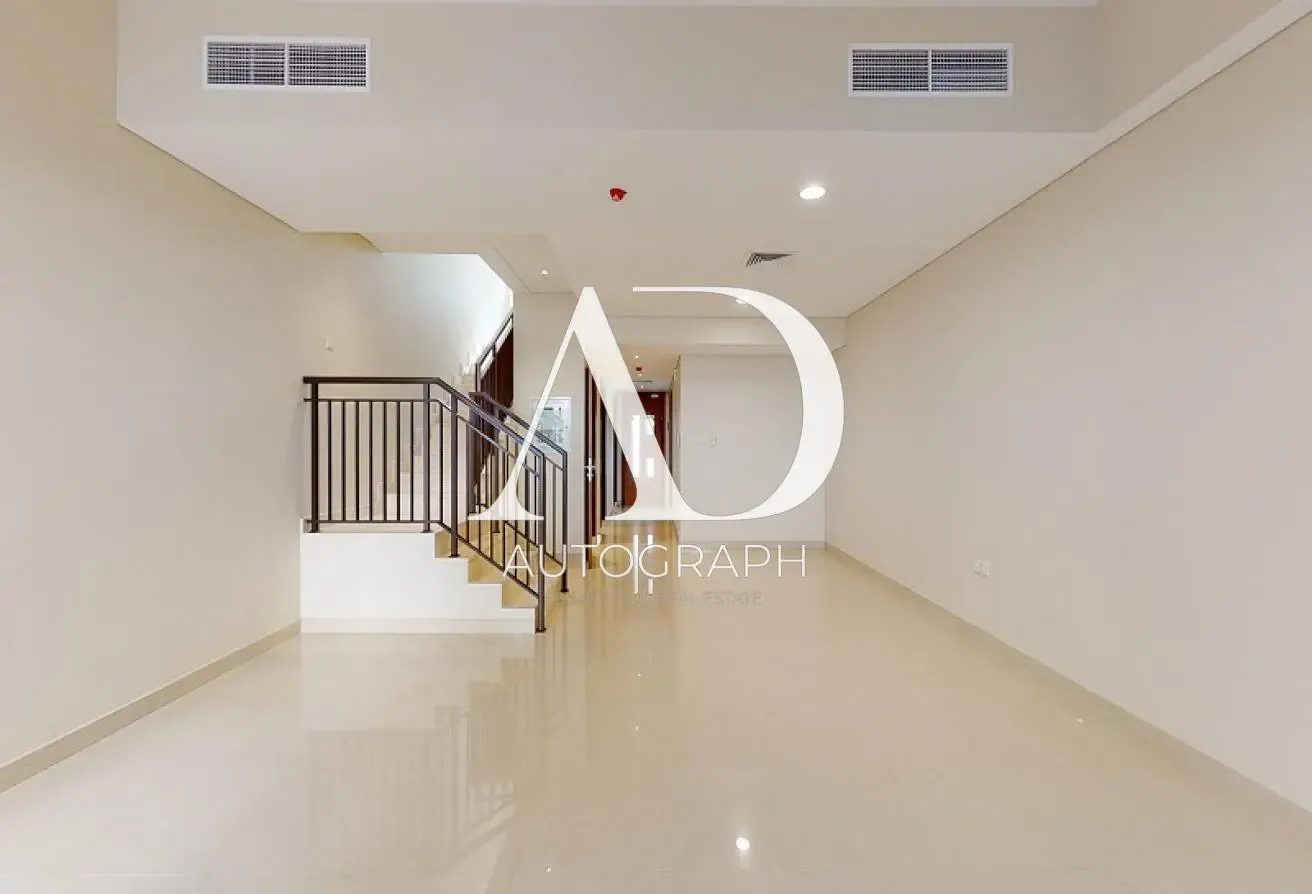 Spacious 3 BR+M Villa Upgraded | Prime Location