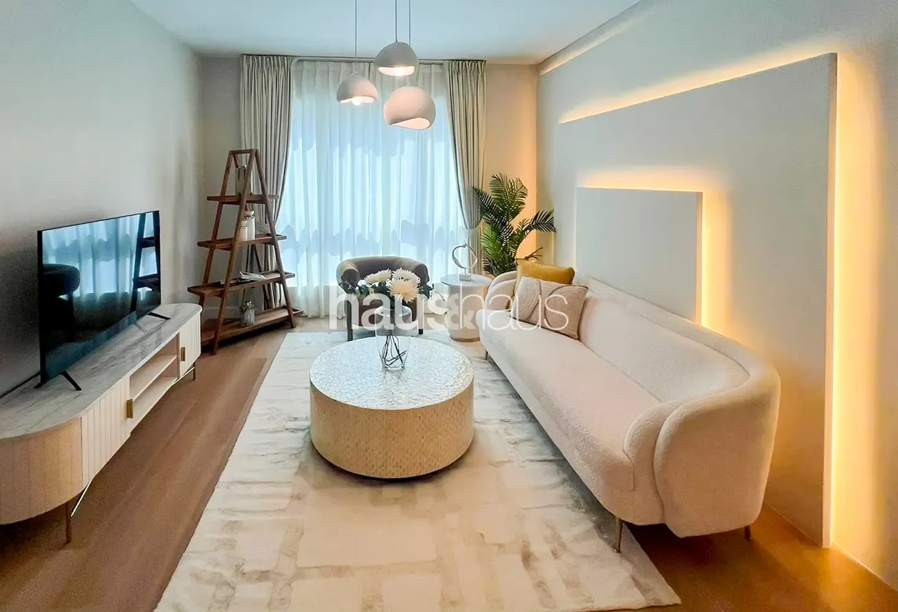 12 Cheques | Beautiful Interior | Spacious Layout