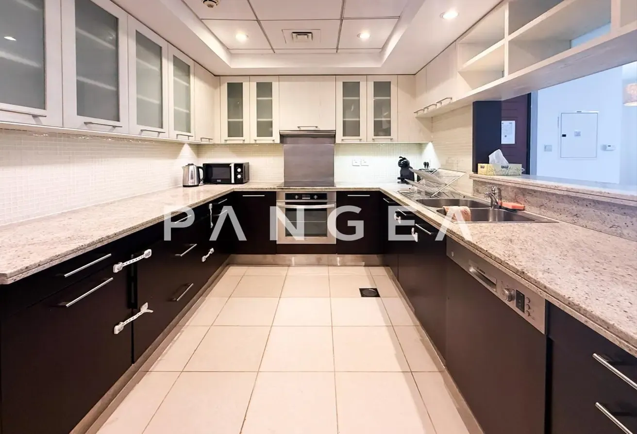 Few minutes to Dubai Mall | Chiller FREE | Balcony