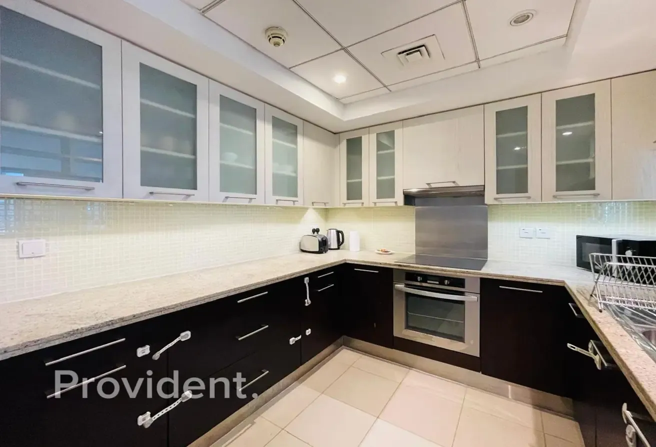 High Floor | Bright Unit | Fully Furnished