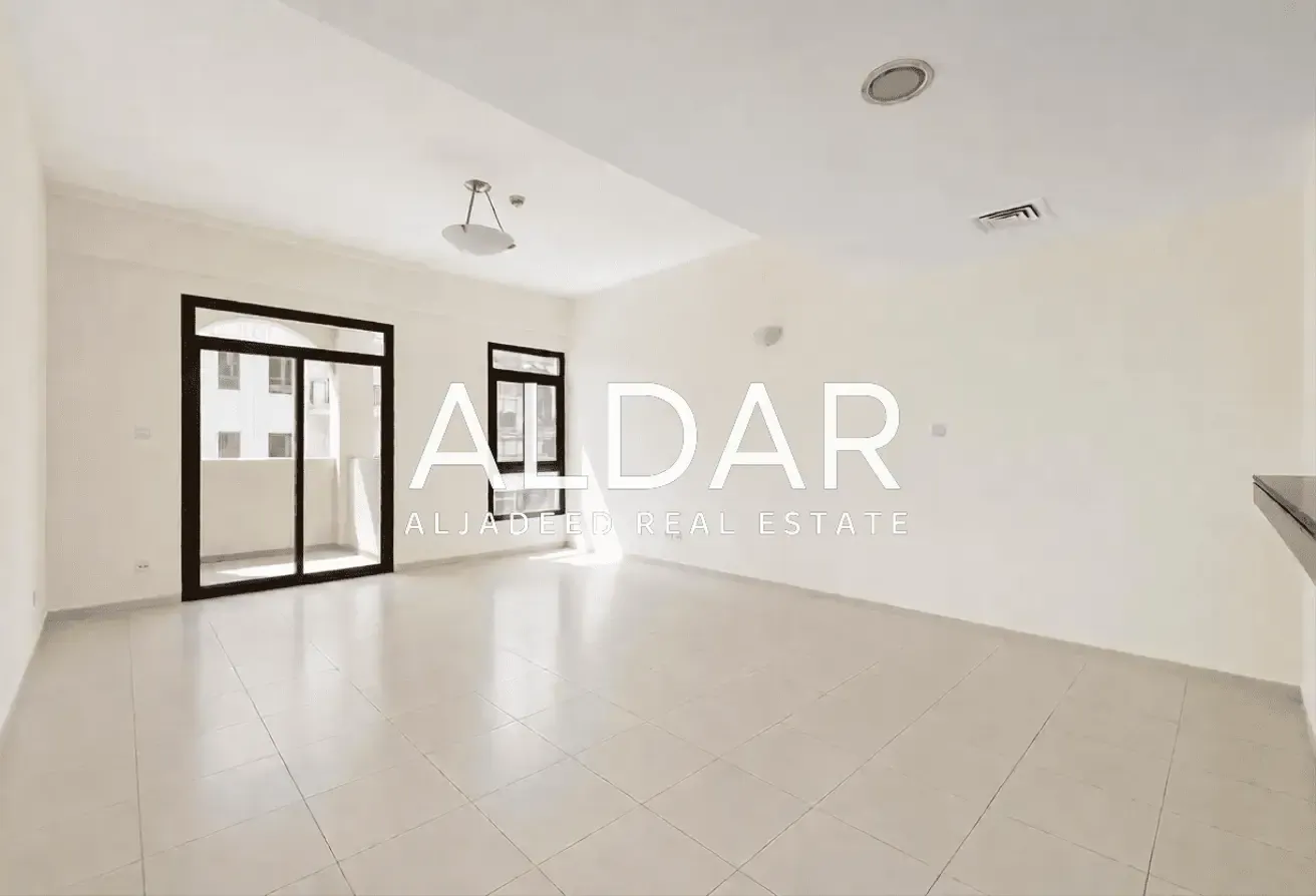 Upgraded Unit | Pool View | Vacant | Near Mall