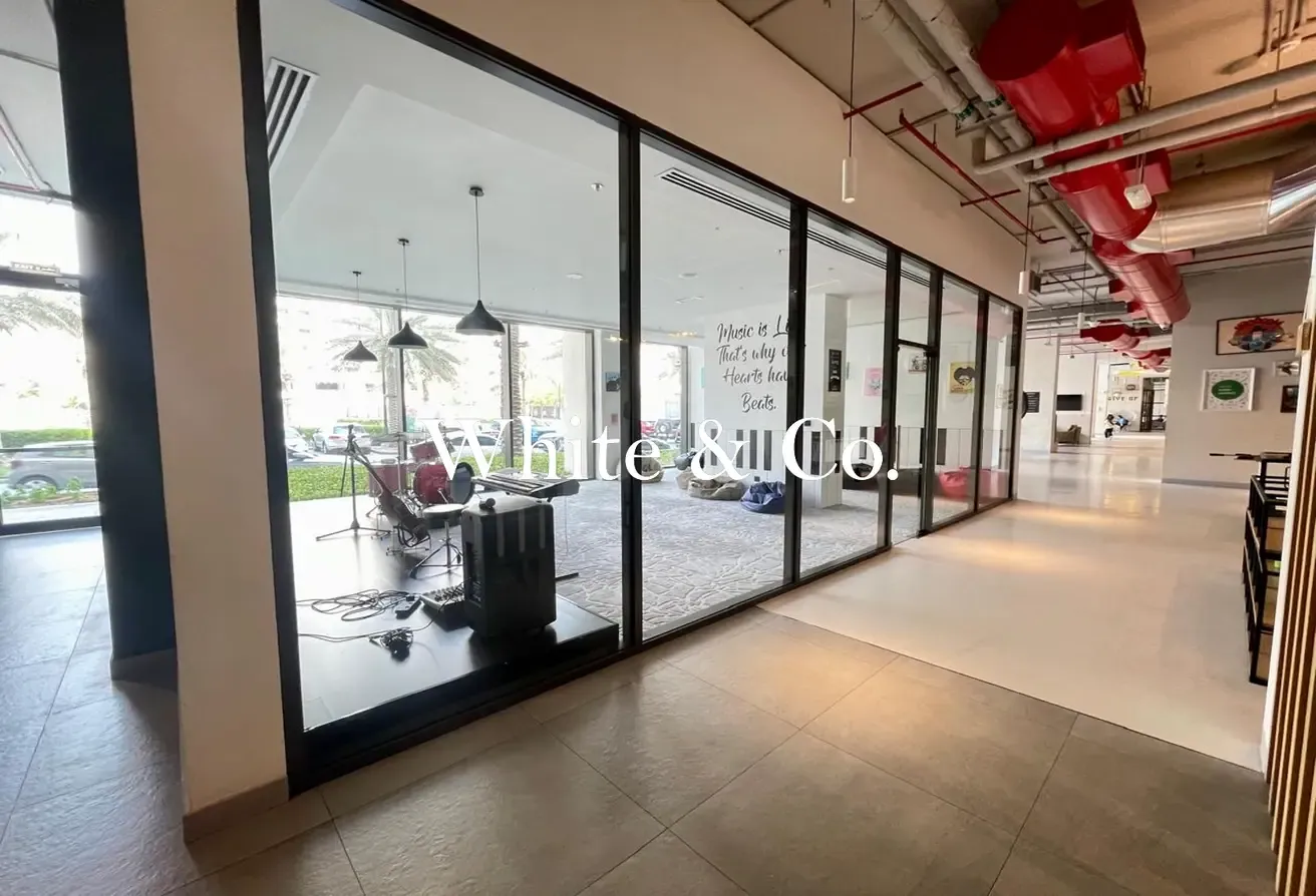 DIRECT ACCESS TO POOL & GYM   |   MODERN