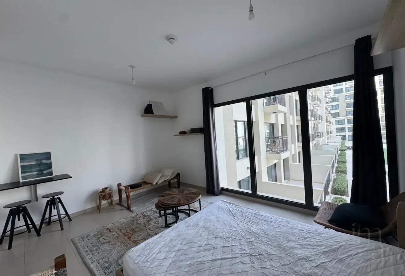 POOL VIEW |  FURNISHED |  COMMUNITY LIVING