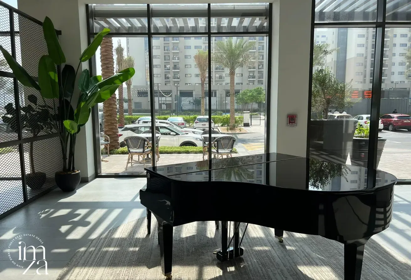 POOL VIEW |  FURNISHED |  COMMUNITY LIVING