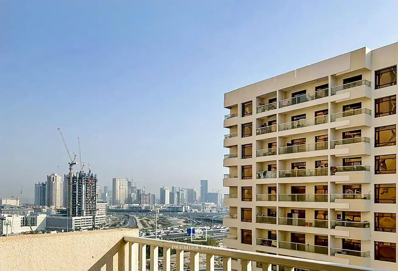 Skyline Luxury | Spacious 3-Bedroom | Mid floor