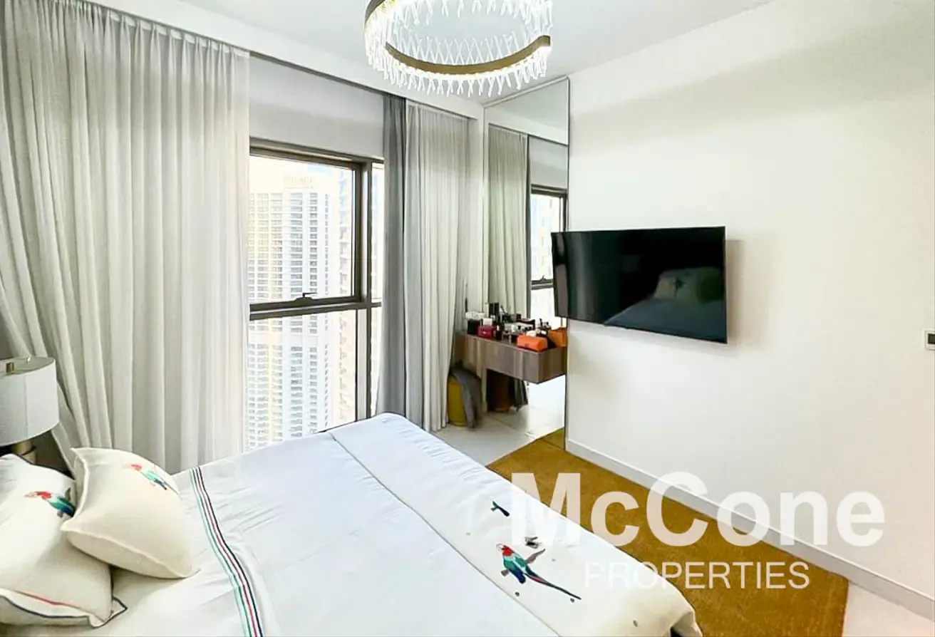 Furnished | High Floor | Vacant June