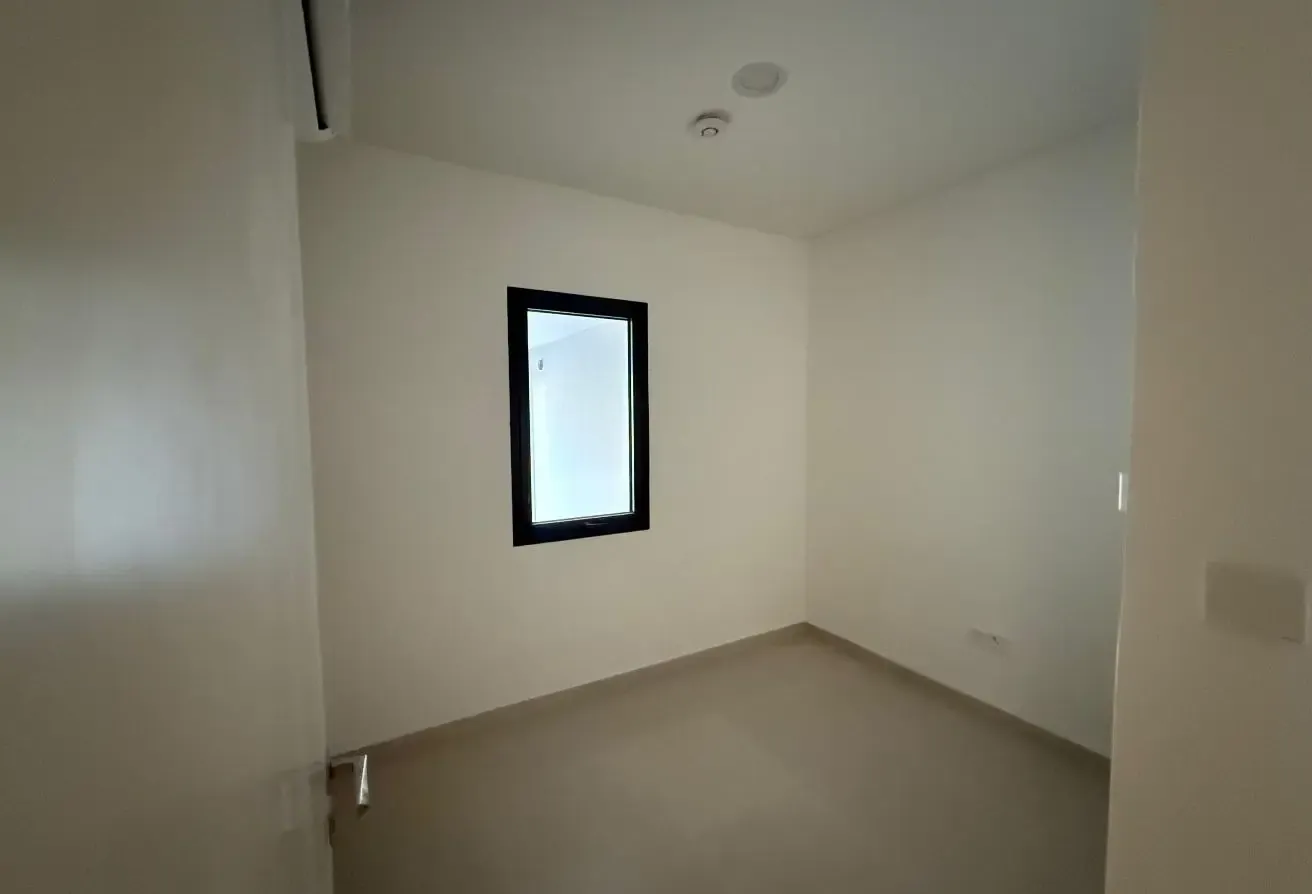 SPACIOUS LAYOUT | GENUINE LISTING | MID UNIT