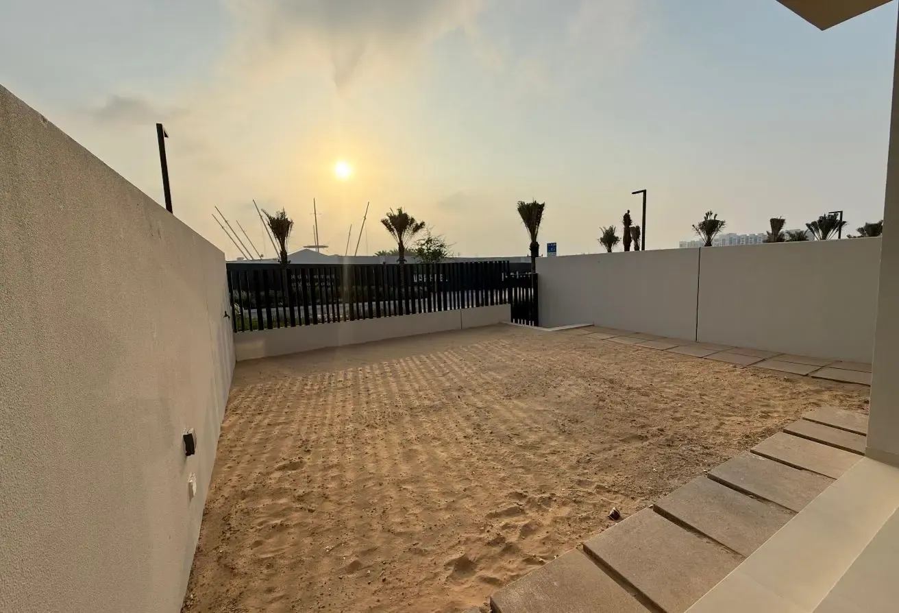 SPACIOUS LAYOUT | GENUINE LISTING | MID UNIT