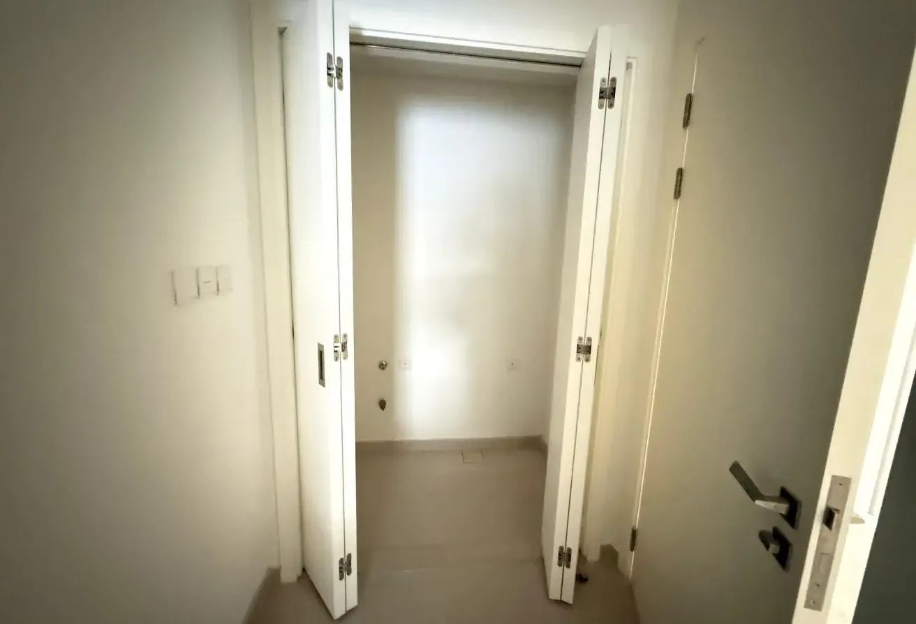 SPACIOUS LAYOUT | GENUINE LISTING | MID UNIT