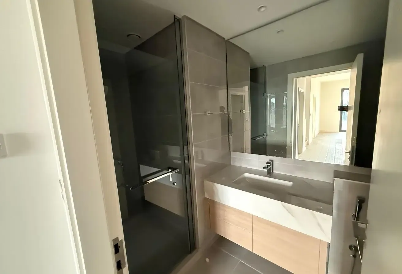 SPACIOUS LAYOUT | GENUINE LISTING | MID UNIT
