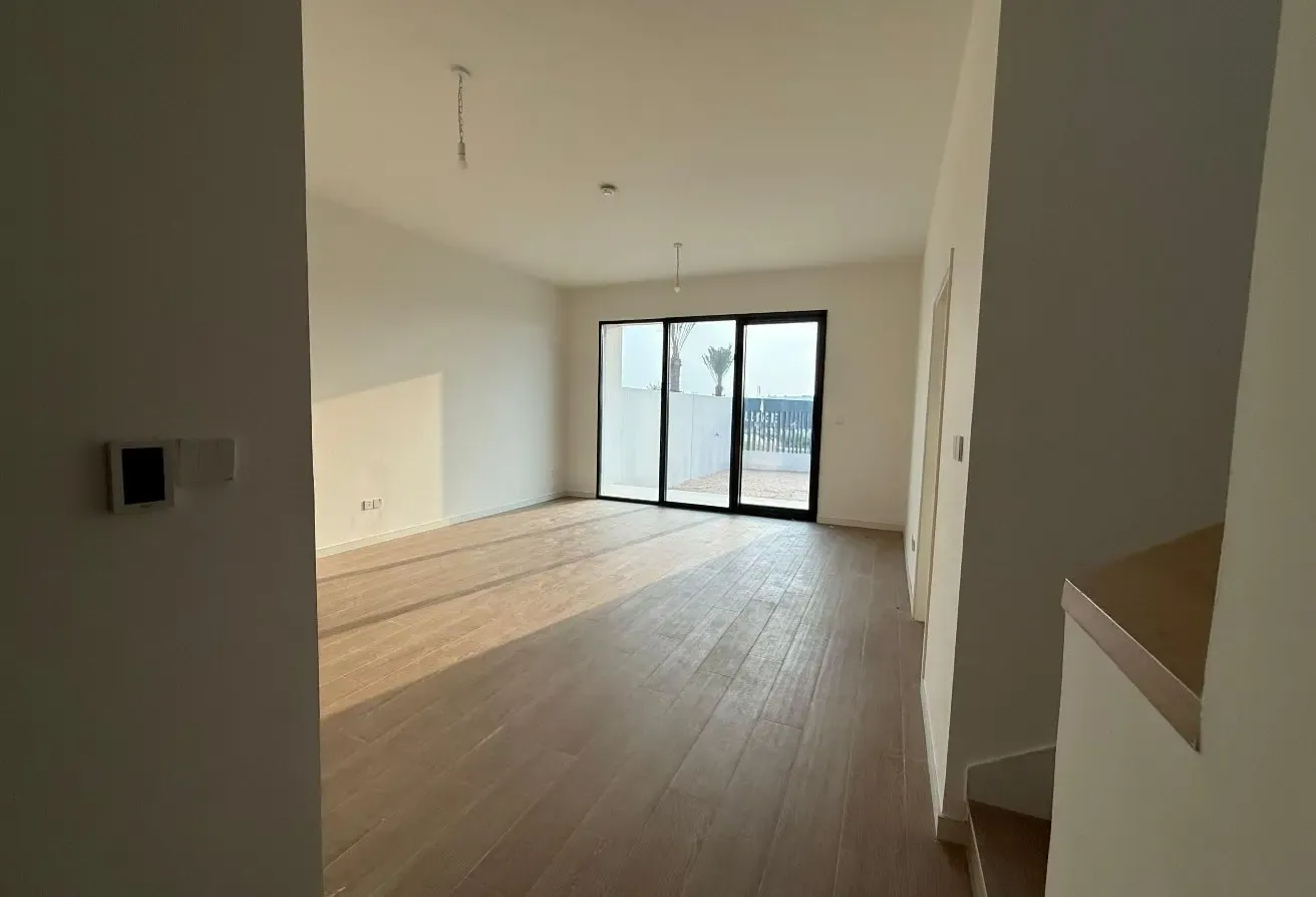SPACIOUS LAYOUT | GENUINE LISTING | MID UNIT
