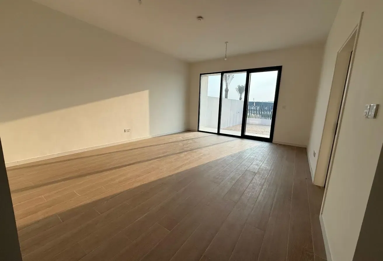 SPACIOUS LAYOUT | GENUINE LISTING | MID UNIT