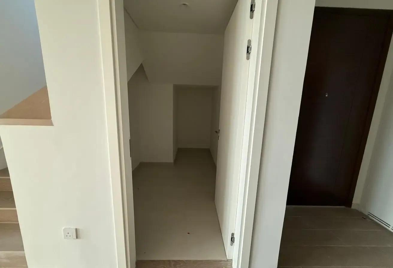 SPACIOUS LAYOUT | GENUINE LISTING | MID UNIT