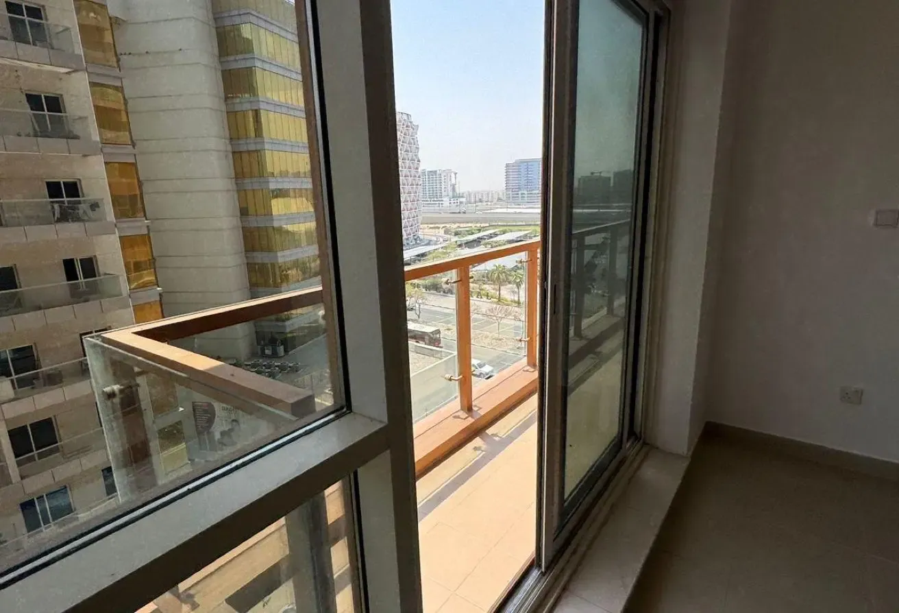 Bright 1 Bedroom Apartment with Balcony