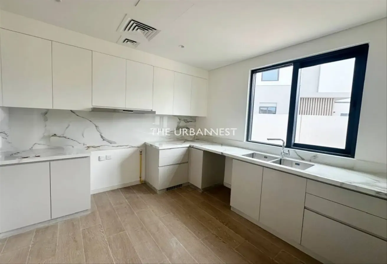 Single Row | Park Facing | Large Plot | 4 Bed