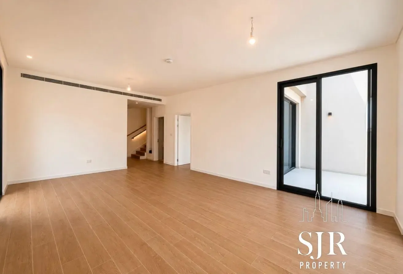 Luxury Corner Living | Internal 4BR | Pool & Park