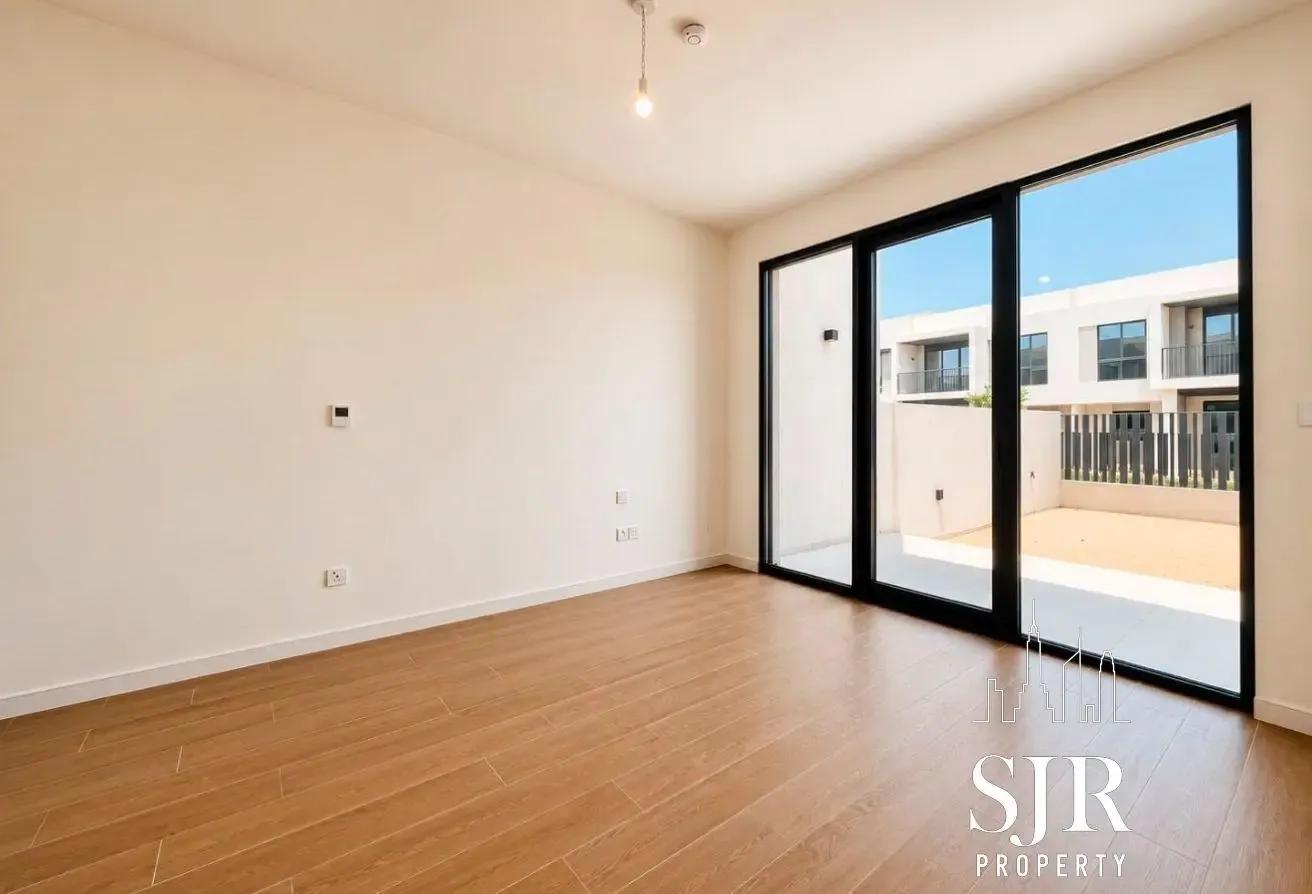 Luxury Corner Living | Internal 4BR | Pool & Park