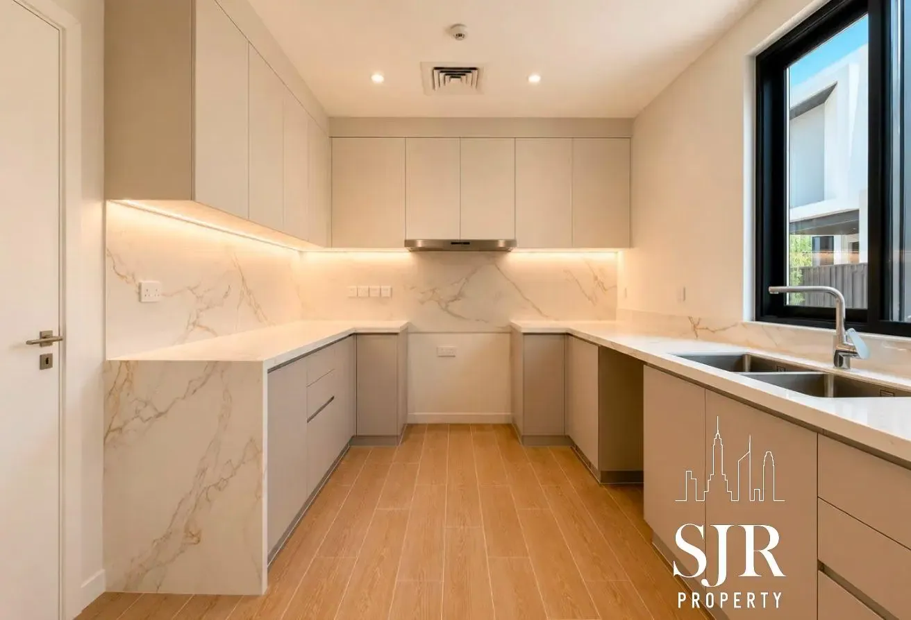 Luxury Corner Living | Internal 4BR | Pool & Park