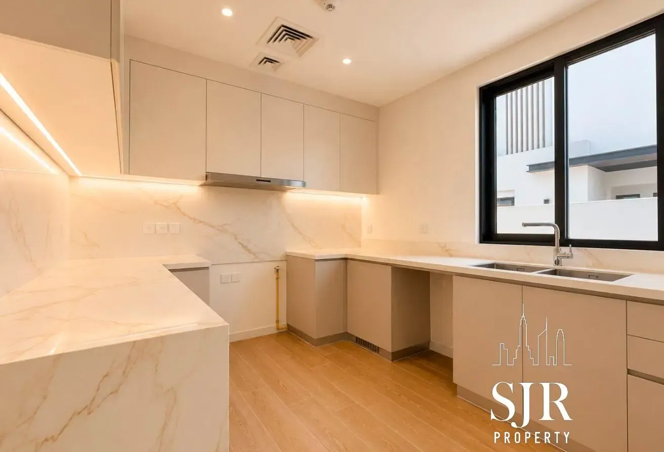 Luxury Corner Living | Internal 4BR | Pool & Park