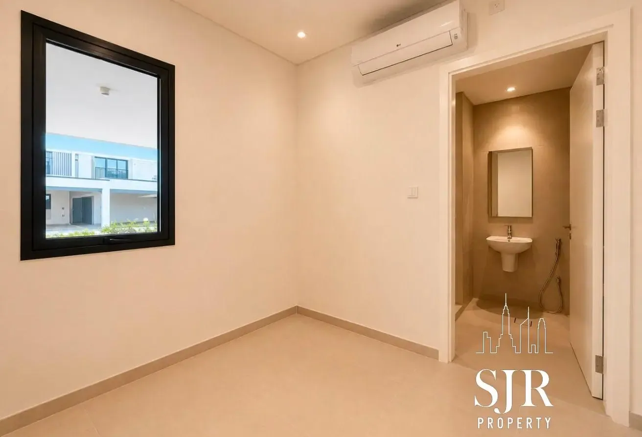 Luxury Corner Living | Internal 4BR | Pool & Park