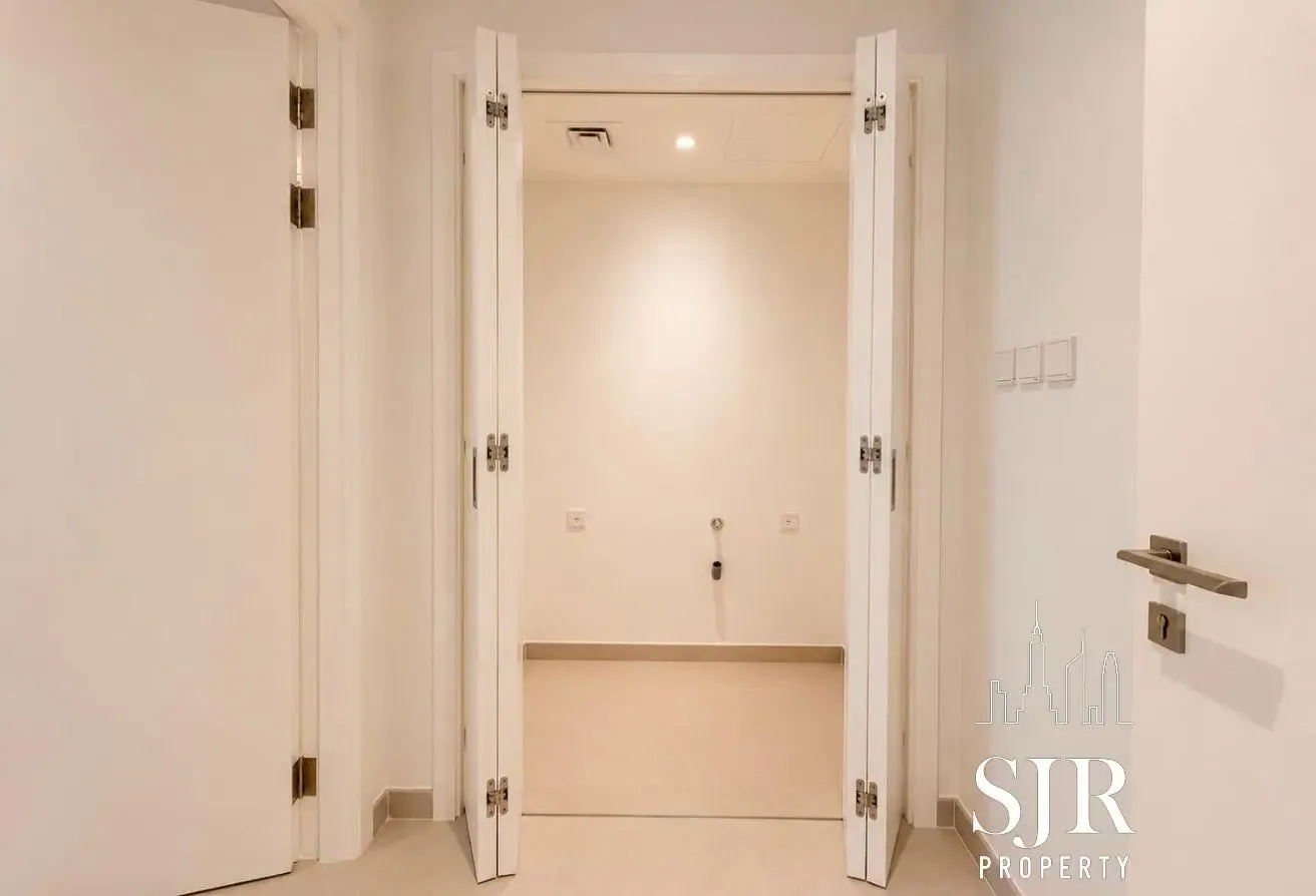 Luxury Corner Living | Internal 4BR | Pool & Park