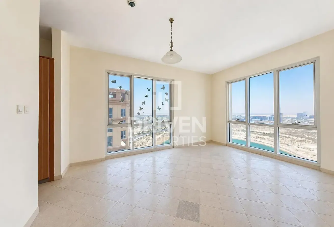 Vacant Apt and High Floor | Spacious Layout