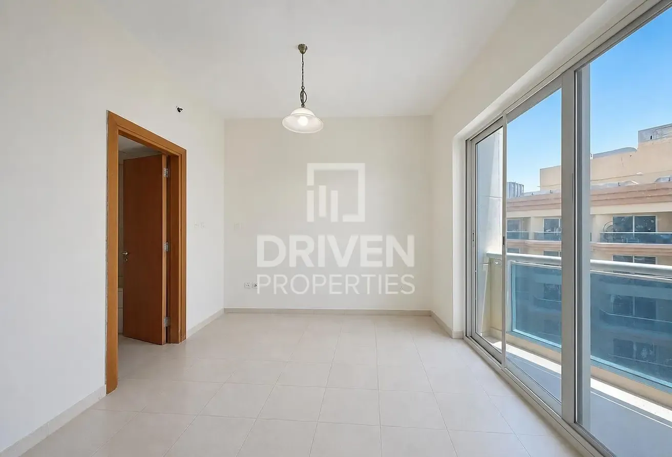 Vacant Apt and High Floor | Spacious Layout