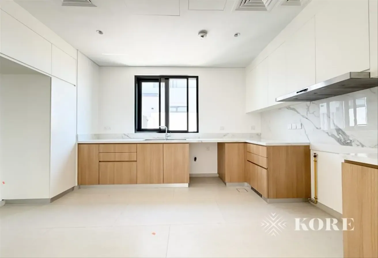 Large Corner 4 Bedroom Villa Next To The Park