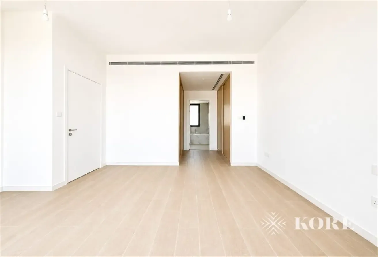 Large Corner 4 Bedroom Villa Next To The Park