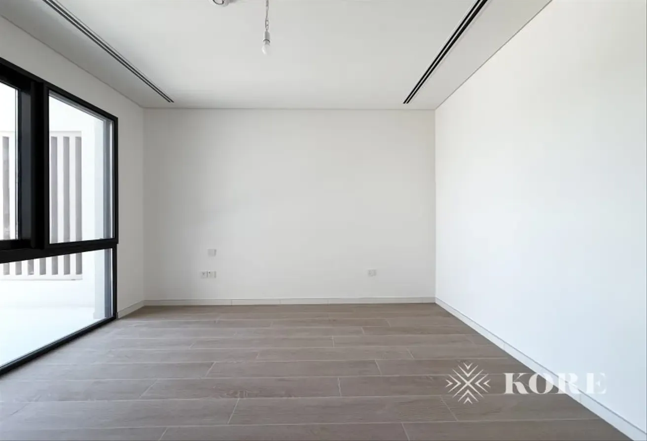 Large Corner 4 Bedroom Villa Next To The Park