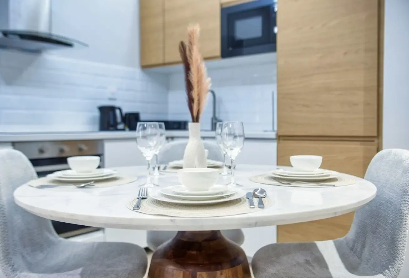 Stylish and Renovated 1BR, 2 Balconies,1 Parking