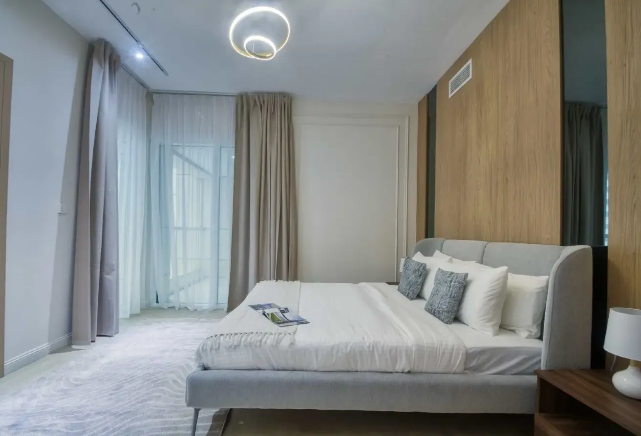 Stylish and Renovated 1BR, 2 Balconies,1 Parking