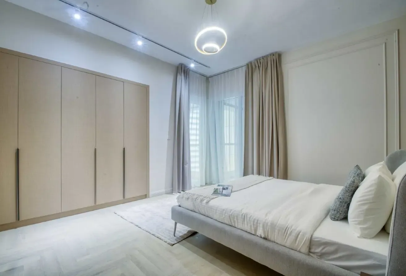 Stylish and Renovated 1BR, 2 Balconies,1 Parking