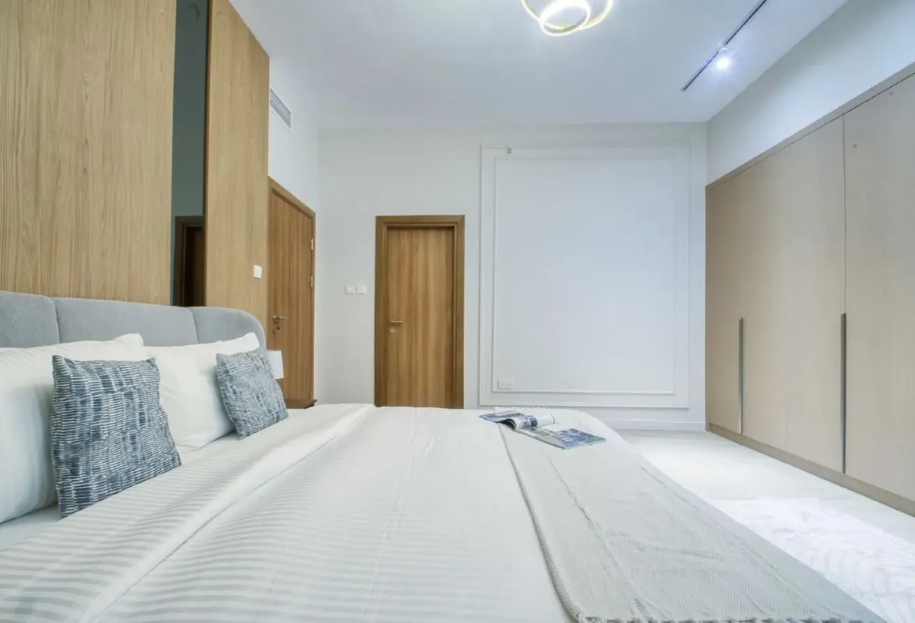 Stylish and Renovated 1BR, 2 Balconies,1 Parking