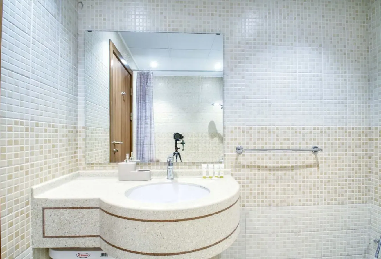 Stylish and Renovated 1BR, 2 Balconies,1 Parking
