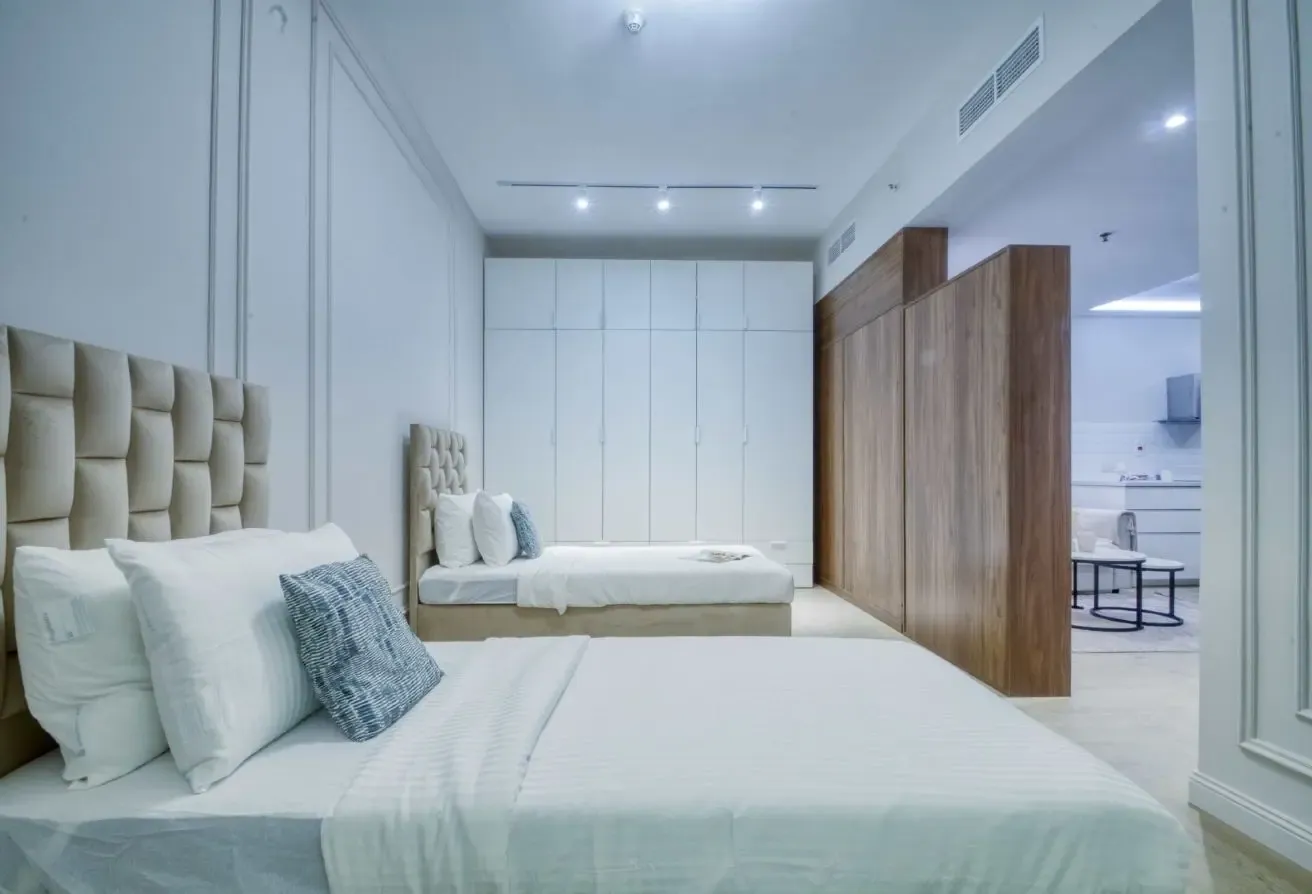 Stylish and Renovated 1BR, 2 Balconies,1 Parking