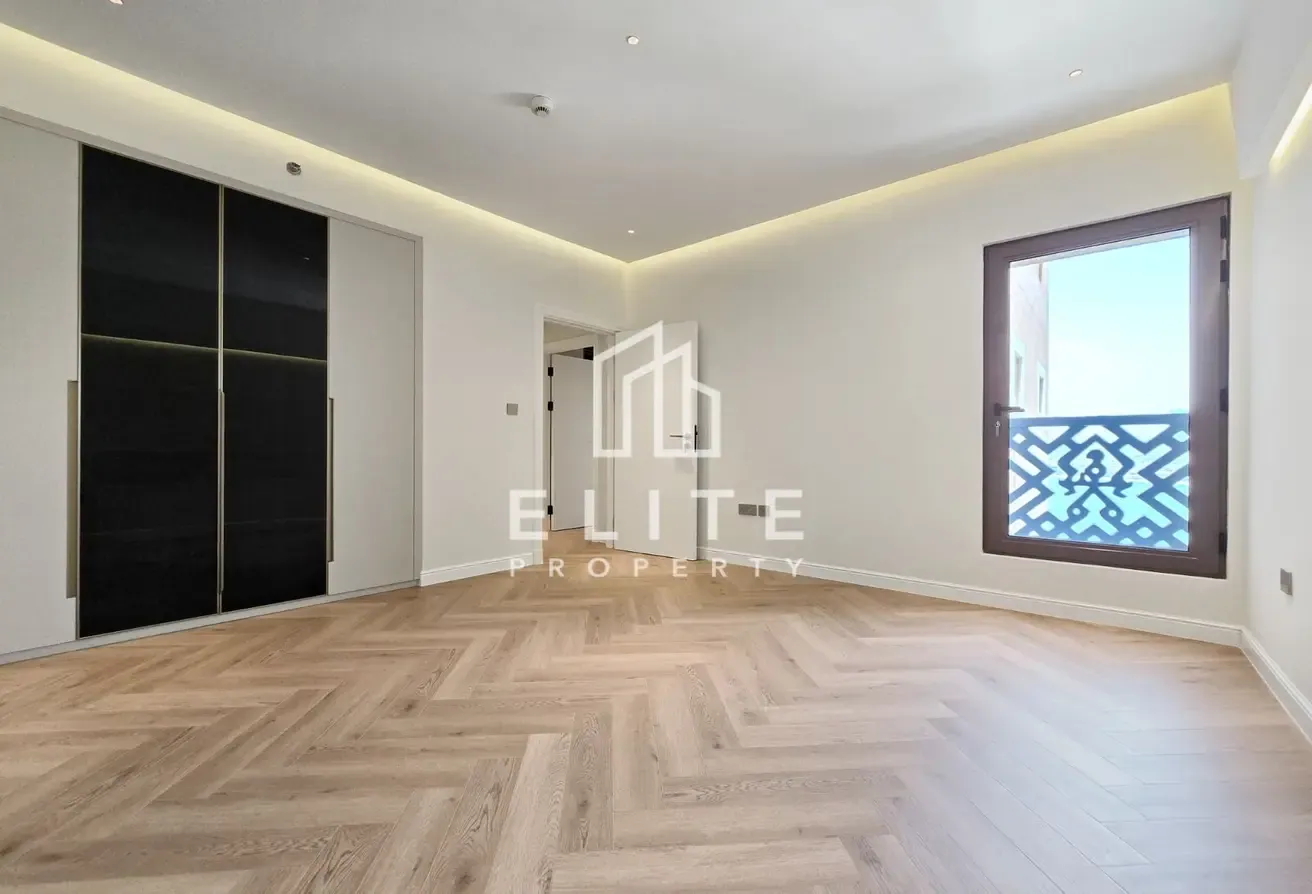 Upgraded 3 Bedrooms with Full Sea View | Vacant