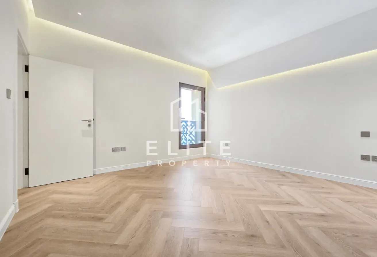 Upgraded 3 Bedrooms with Full Sea View | Vacant
