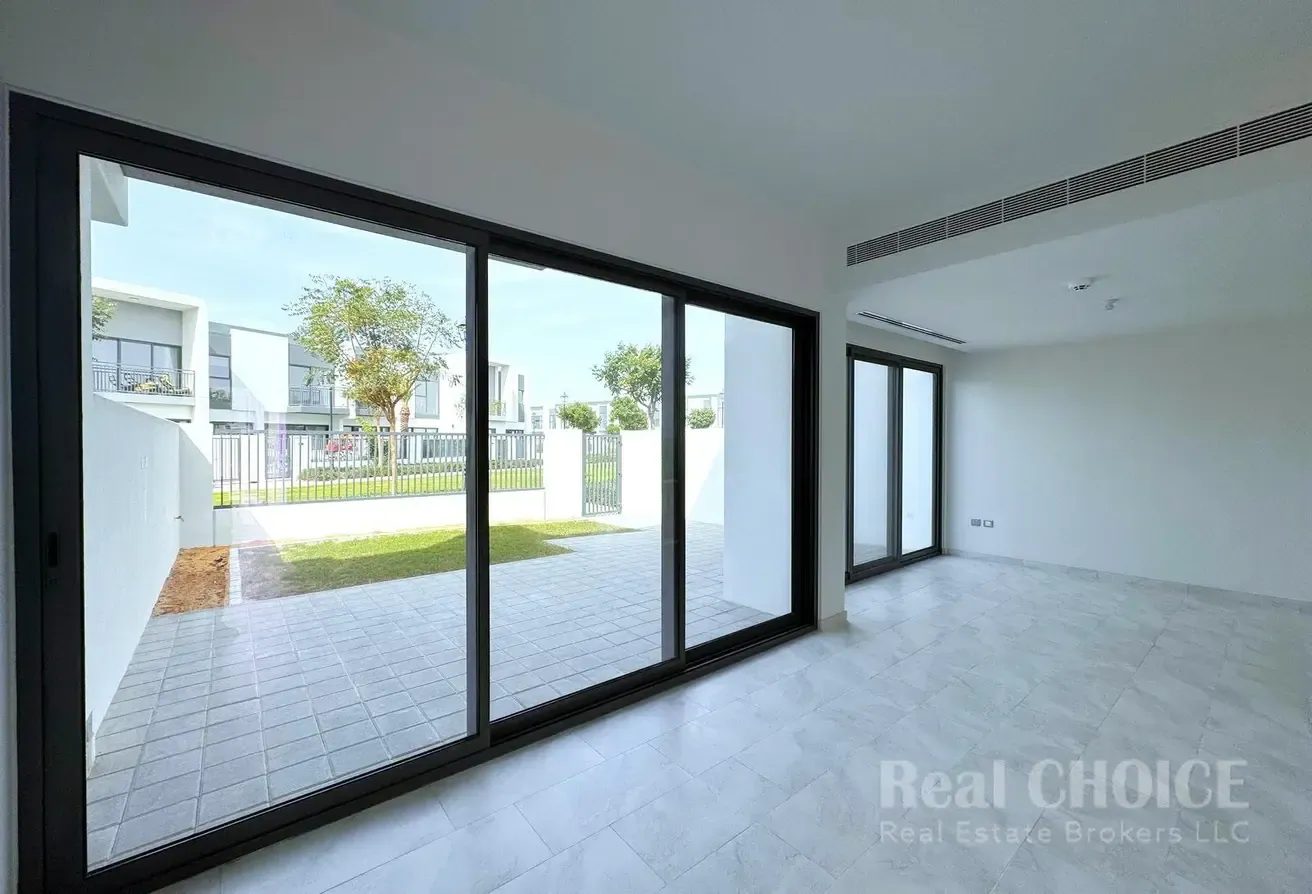 Brand New| Close to Pool| Vacant| Spacious