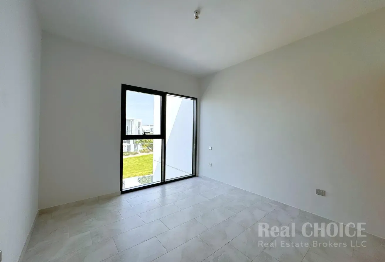 Brand New| Close to Pool| Vacant| Spacious