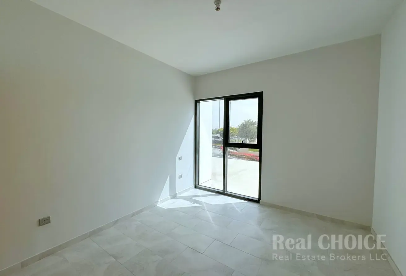 Brand New| Close to Pool| Vacant| Spacious