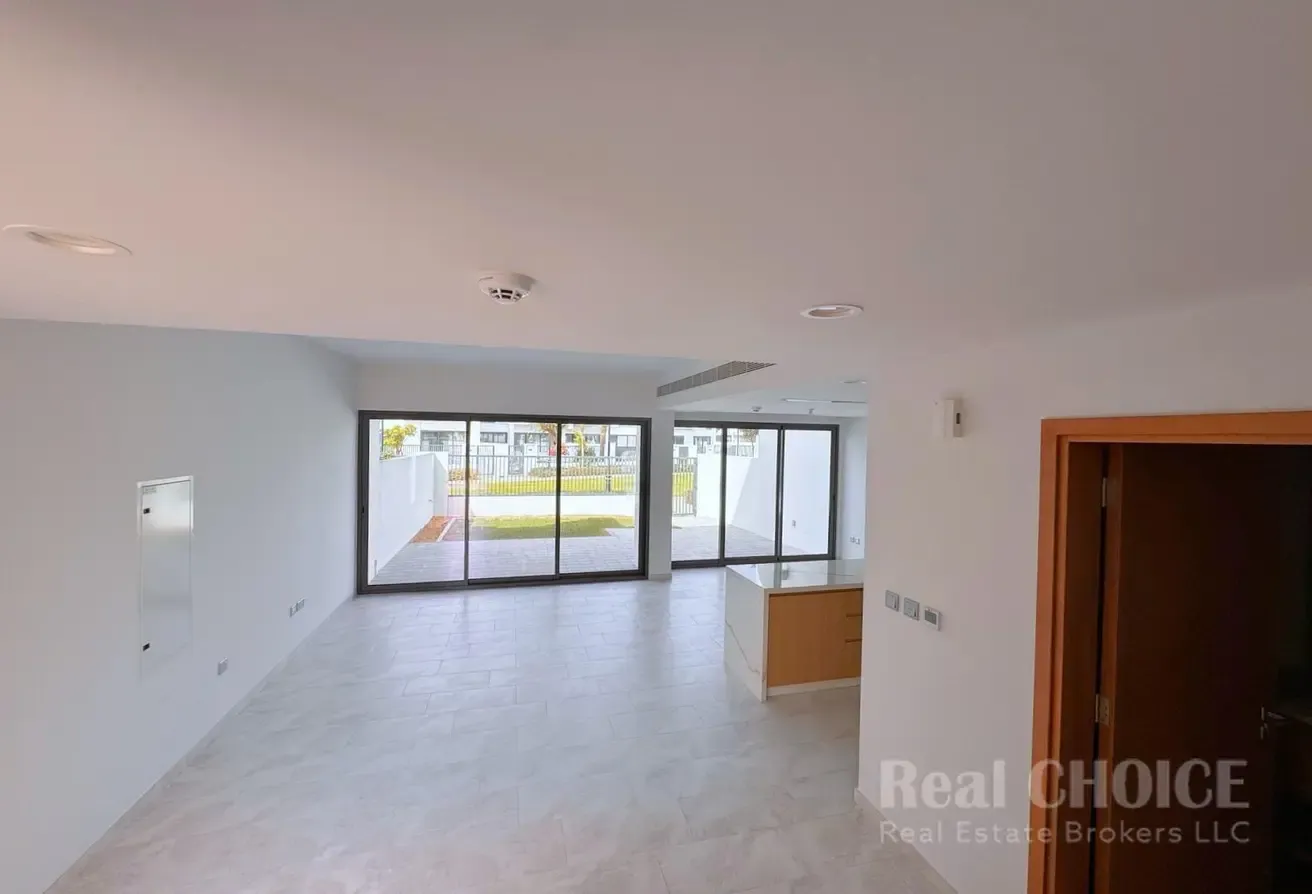 Brand New| Close to Pool| Vacant| Spacious