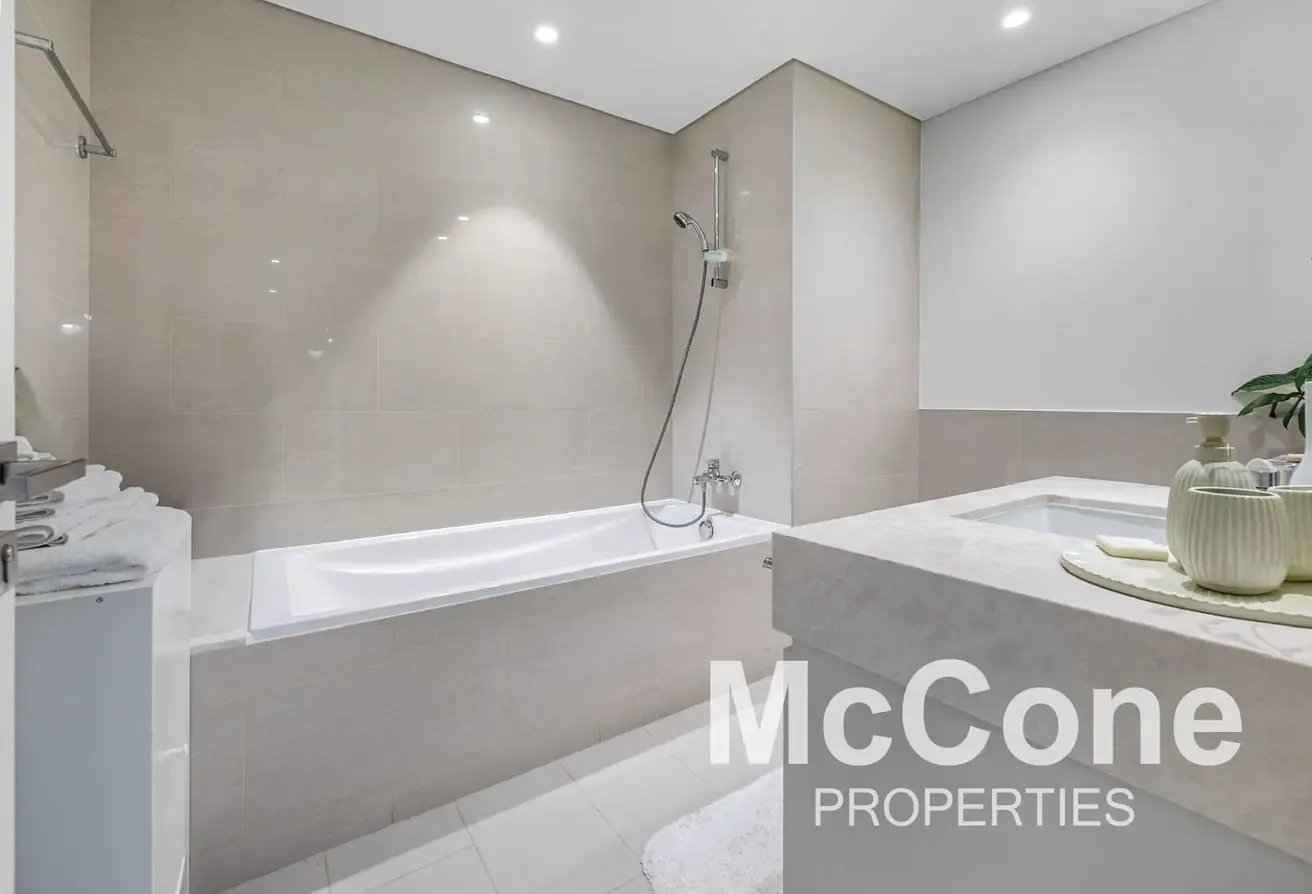 Upgraded | Modern Style | Great Area in Downtown