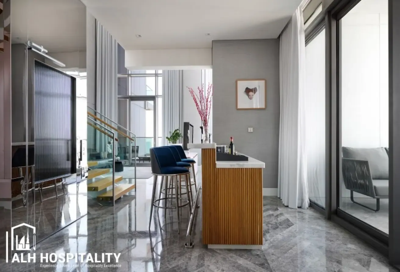 1 Bedroom Penthouse|Loft w/ Balcony|Fully Serviced